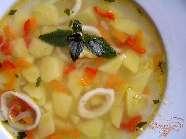 Фото приготовление рецепта: Суп с кальмарами и базиликом шаг №7