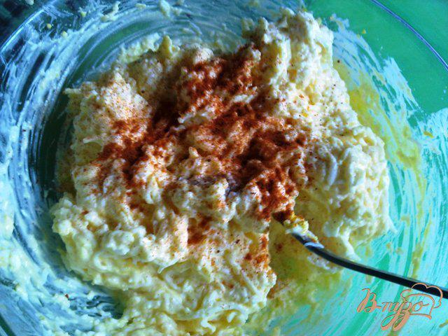 Фото приготовление рецепта: Закуска «Лодочка»  с сырным салатом шаг №4