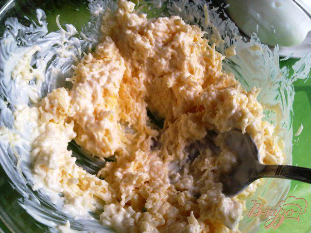 Фото приготовление рецепта: Сырный салат в рулетиках из форели шаг №1