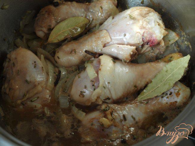 Фото приготовление рецепта: Тушеная пряная курица с тыквой шаг №2