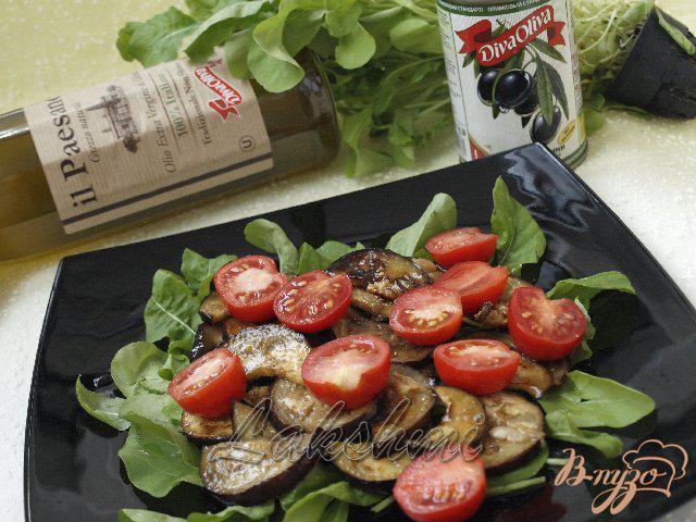 Фото приготовление рецепта: Салат с рукколой,баклажанами и помидорами-черри шаг №3