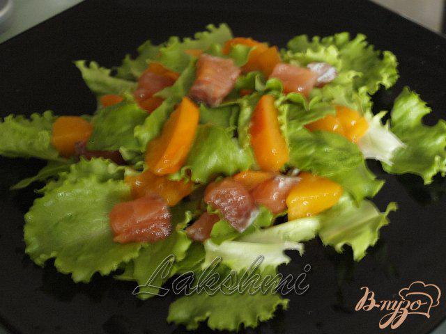 Фото приготовление рецепта: Салат с сёмгой и хурмой шаг №4
