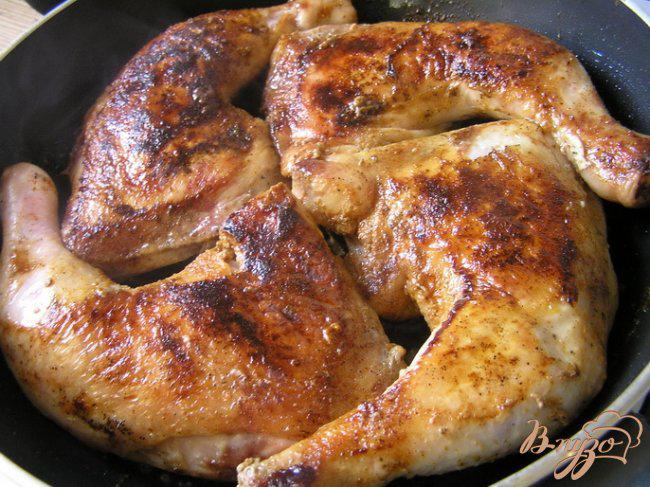 Фото приготовление рецепта: Курица с паприкой и базиликом шаг №3
