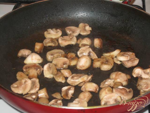 Фото приготовление рецепта: Теплый салат с куриной грудкой и тыквой «Глория» шаг №4