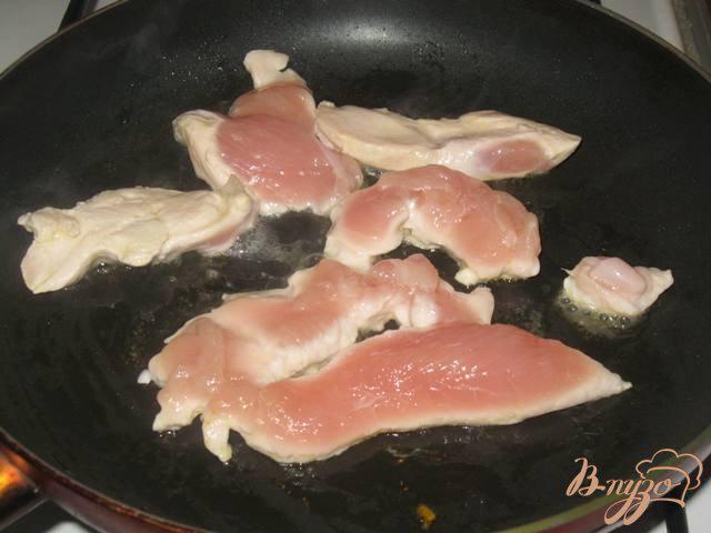 Фото приготовление рецепта: Теплый салат с куриной грудкой и тыквой «Глория» шаг №2