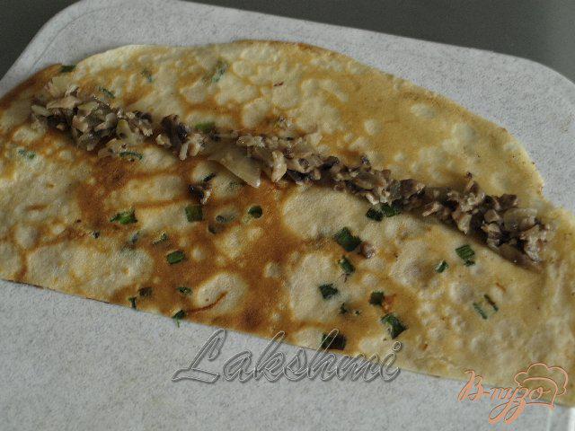 Фото приготовление рецепта: Закусочные улитки из блинчиков с грибной начинкой шаг №3