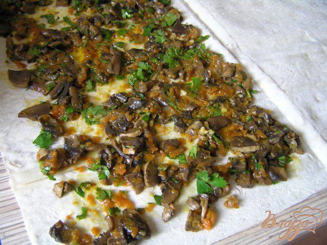 Фото приготовление рецепта: Закуска в лаваше с грибами шаг №3