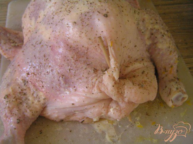 Фото приготовление рецепта: Курица, фаршированная фруктами шаг №5
