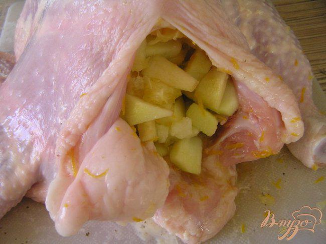 Фото приготовление рецепта: Курица, фаршированная фруктами шаг №4