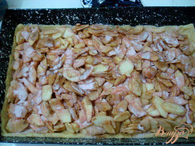 Фото приготовление рецепта: Пирог песочный яблочный с киселём шаг №4