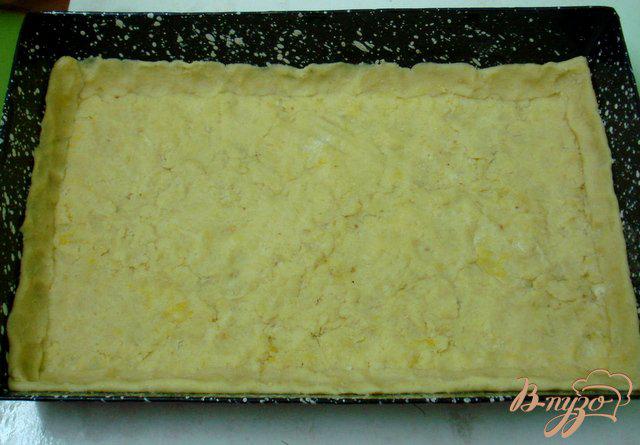 Фото приготовление рецепта: Пирог песочный яблочный с киселём шаг №3