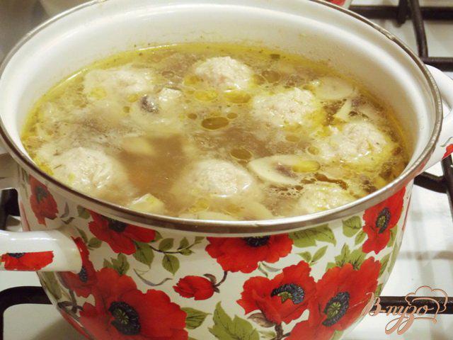 Фото приготовление рецепта: Суп с фрикадельками и грибами шаг №4