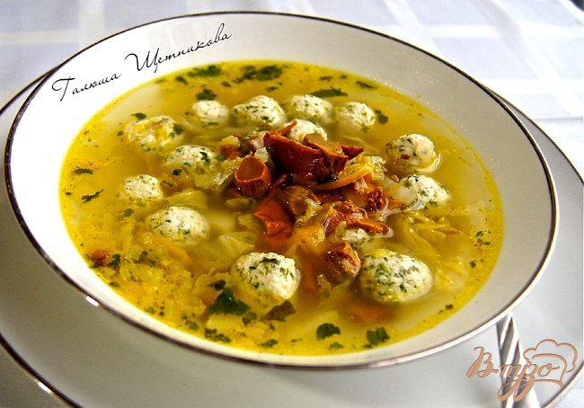 Фото приготовление рецепта: Суп с овощами, грибами и фрикадельками шаг №11