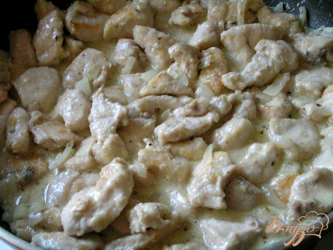Фото приготовление рецепта: Куриные грудки в кремово-горчичном соусе шаг №6