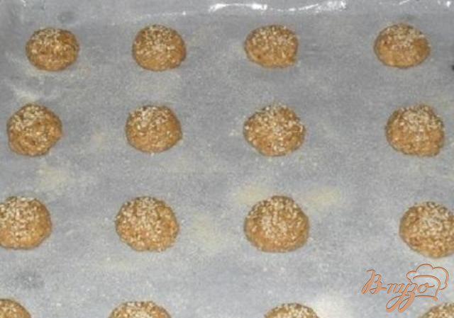Фото приготовление рецепта: Овсяное печенье с кунжутом шаг №4