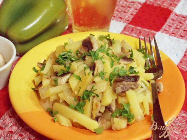 Фото приготовление рецепта: Жареный картофель с грибами и луком шаг №4