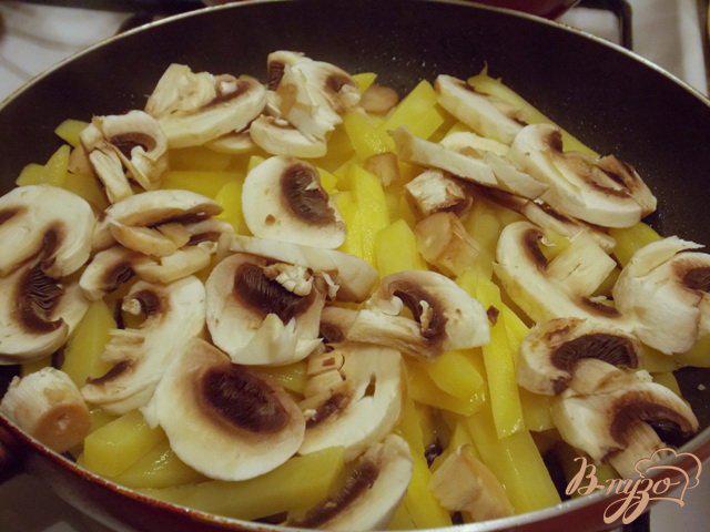 Фото приготовление рецепта: Жареный картофель с грибами и луком шаг №2