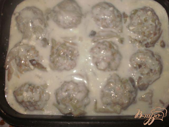 Фото приготовление рецепта: Куриные фрикадельки в сливочно-грибном соусе шаг №4