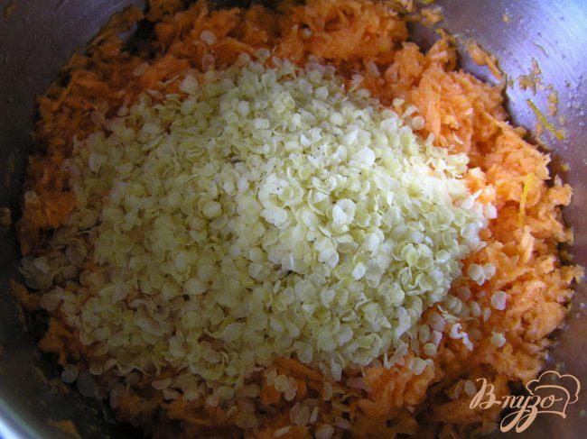 Фото приготовление рецепта: Морковно-апельсиновые котлеты с пшеничными хлопьями шаг №2