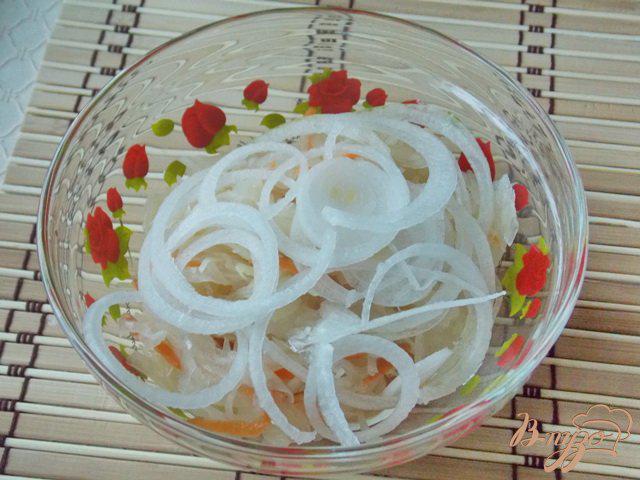 Фото приготовление рецепта: Салат из квашеной капусты с яблоками шаг №2