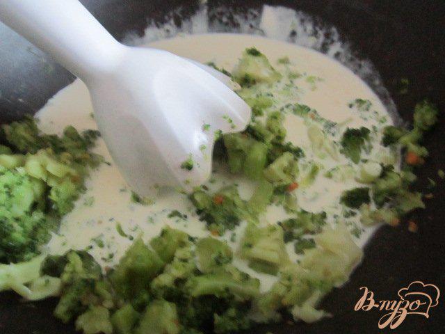 Фото приготовление рецепта: Нежный флан из брокколи с креветками шаг №2