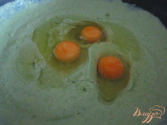 Фото приготовление рецепта: Нежный флан из брокколи с креветками шаг №3