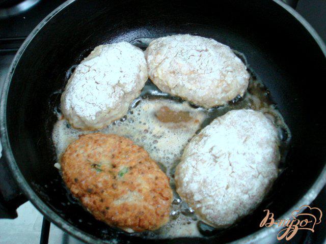 Фото приготовление рецепта: Зразы мясные с зелёным луком и яйцом шаг №4