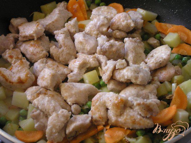 Фото приготовление рецепта: Быстрое жаркое из курицы с овощами шаг №5
