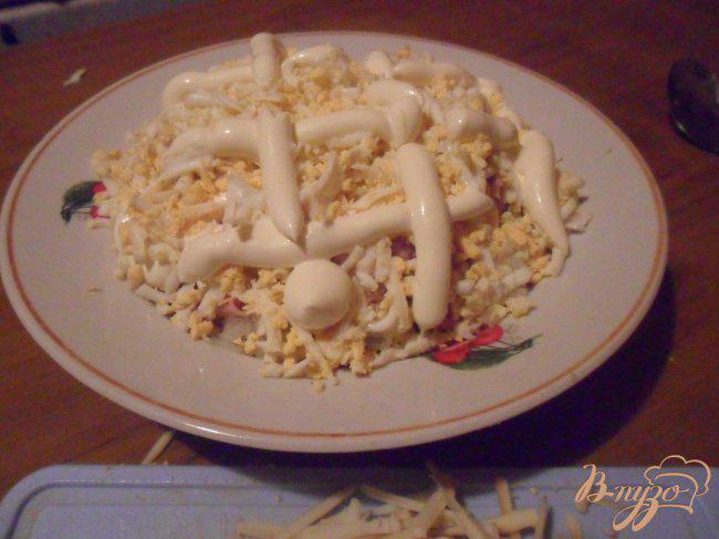 Фото приготовление рецепта: Салат из горбуши с копченым колбасным сыром шаг №2