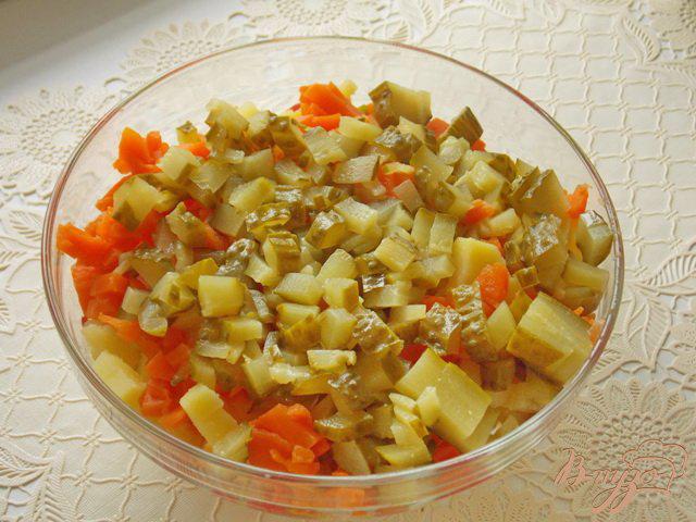 Фото приготовление рецепта: Салат с отварной семгой «Белое море» шаг №4
