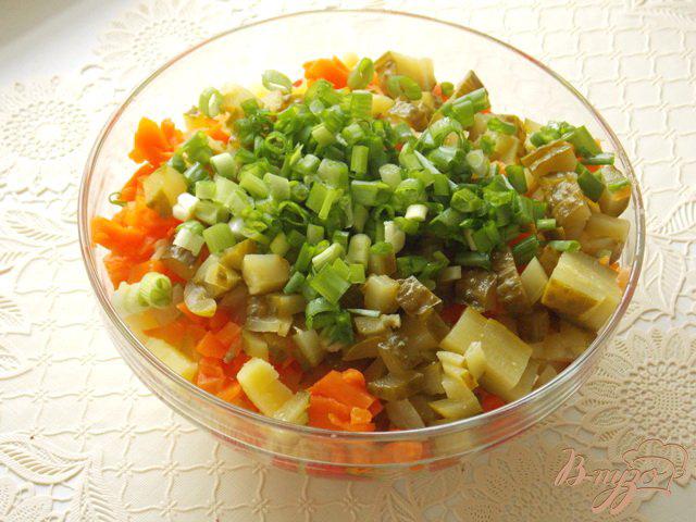 Фото приготовление рецепта: Салат с отварной семгой «Белое море» шаг №5