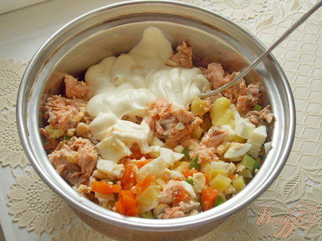 Фото приготовление рецепта: Салат с отварной семгой «Белое море» шаг №6