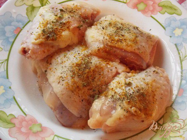 Фото приготовление рецепта: Курица в рукаве с чесночным соусом шаг №1