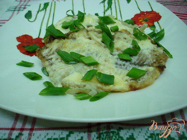 Фото приготовление рецепта: Пангасиус на луковой шубе. шаг №4