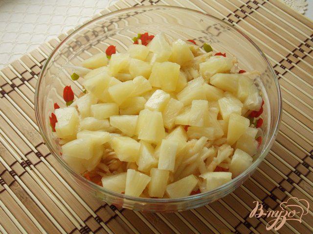 Фото приготовление рецепта: Салат из капусты, яблок и ананасов шаг №4