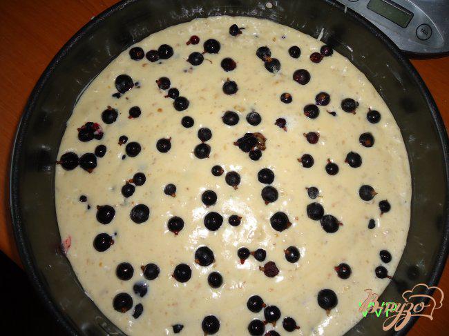 Фото приготовление рецепта: Пирог шоколадно-ягодный с орехами и меренгой шаг №2