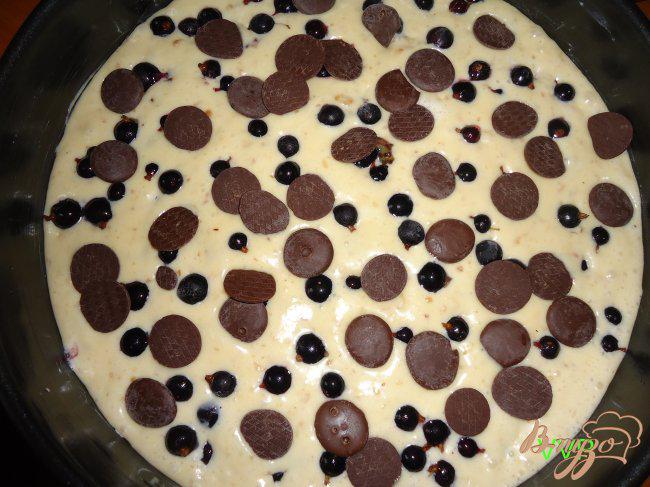 Фото приготовление рецепта: Пирог шоколадно-ягодный с орехами и меренгой шаг №3