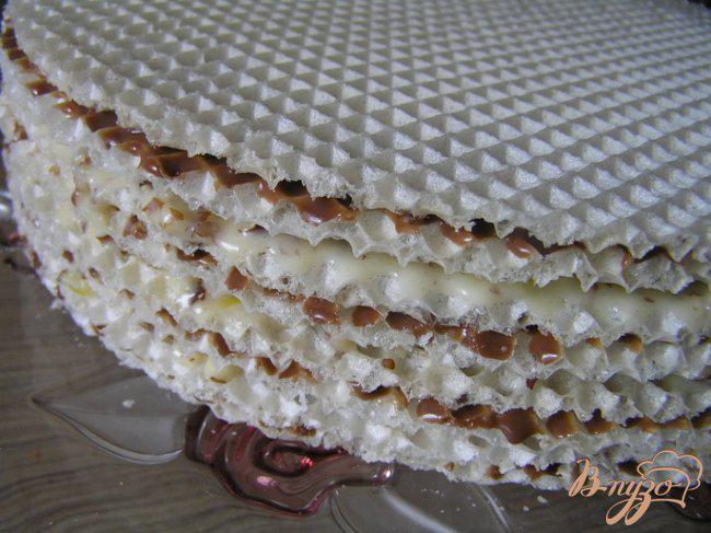 Фото приготовление рецепта: Шоколадно-лимонный вафельный торт с миндалем шаг №7