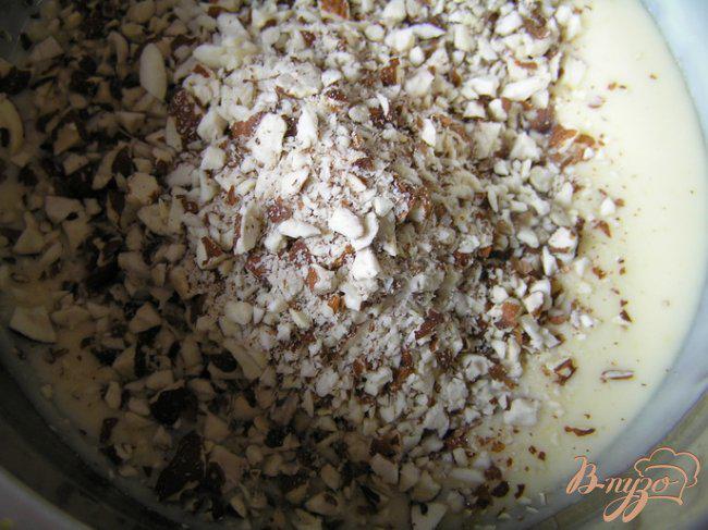 Фото приготовление рецепта: Шоколадно-лимонный вафельный торт с миндалем шаг №4