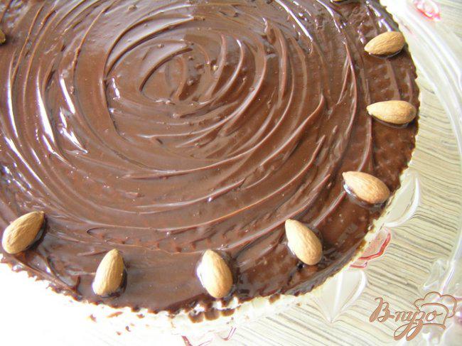 Фото приготовление рецепта: Шоколадно-лимонный вафельный торт с миндалем шаг №8