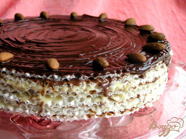 Фото приготовление рецепта: Шоколадно-лимонный вафельный торт с миндалем шаг №9