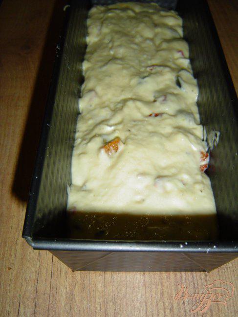 Фото приготовление рецепта: Кекс с маслинами, оливками, фетой и паприкой шаг №6