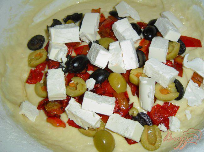 Фото приготовление рецепта: Кекс с маслинами, оливками, фетой и паприкой шаг №4