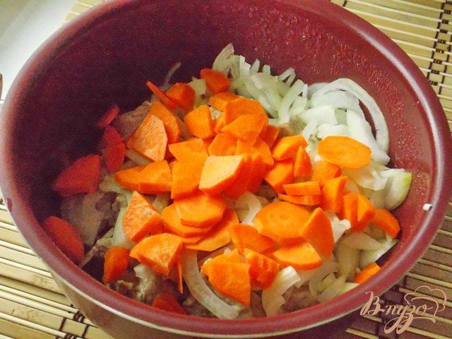 Фото приготовление рецепта: Мясное рагу с картофелем и зеленым горошком по-тирольски шаг №3