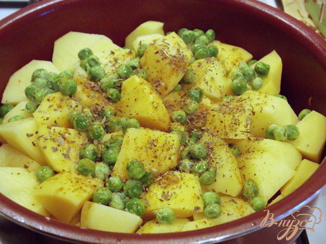 Фото приготовление рецепта: Мясное рагу с картофелем и зеленым горошком по-тирольски шаг №7