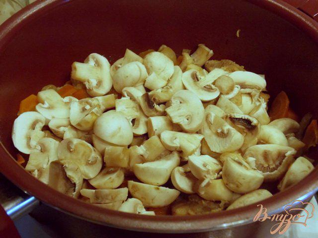 Фото приготовление рецепта: Мясное рагу с картофелем и зеленым горошком по-тирольски шаг №4