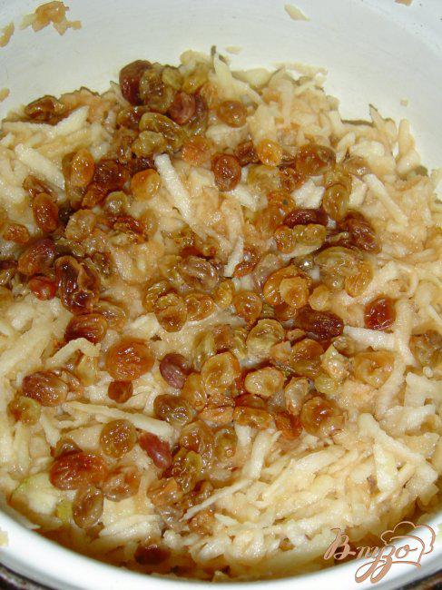 Фото приготовление рецепта: Пирожки с яблоками и изюмом на сковороде шаг №4