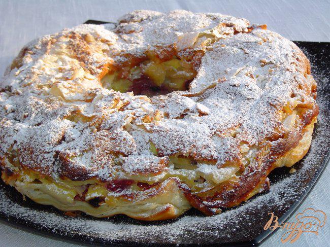 Фото приготовление рецепта: Яблочно-ягодный пирог-десерт с заливкой шаг №6
