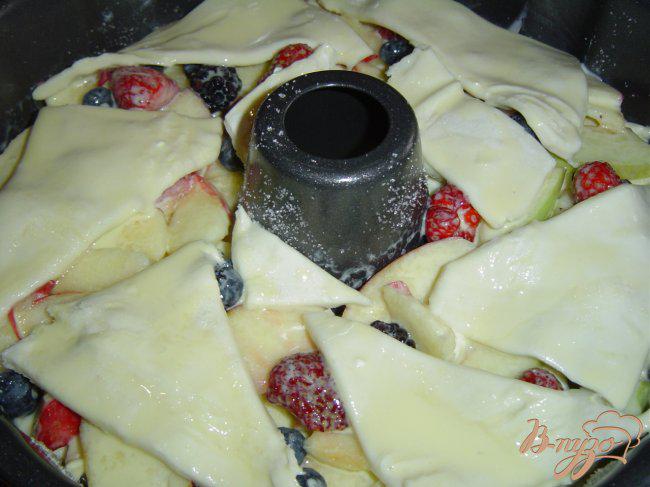Фото приготовление рецепта: Яблочно-ягодный пирог-десерт с заливкой шаг №5