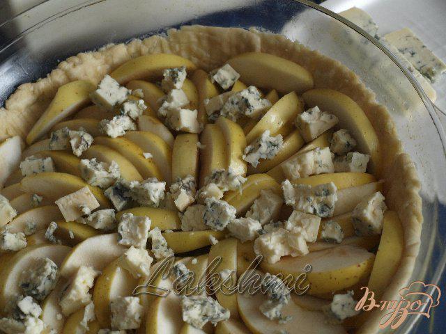 Фото приготовление рецепта: Яблочно-луковый пирог с голубым сыром шаг №8